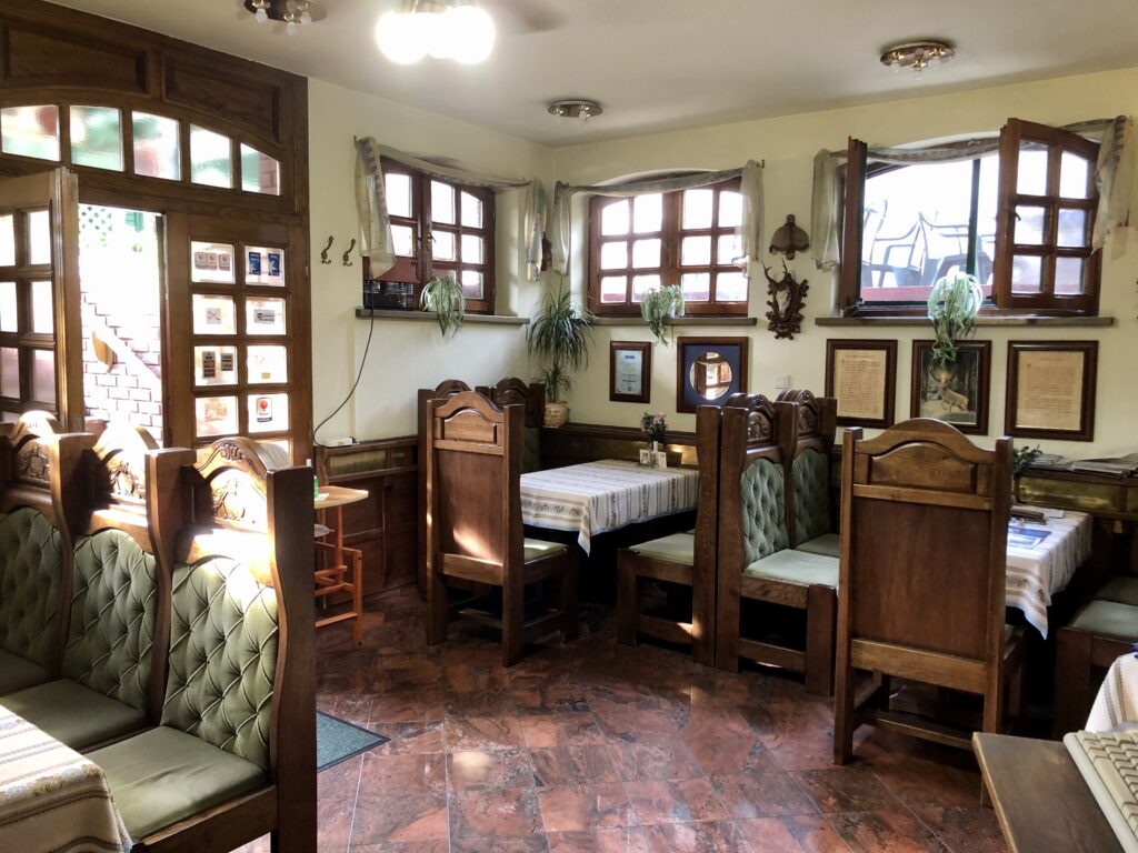 Háromszintes családi ház étteremmel és apartmanokkal HUF 210M